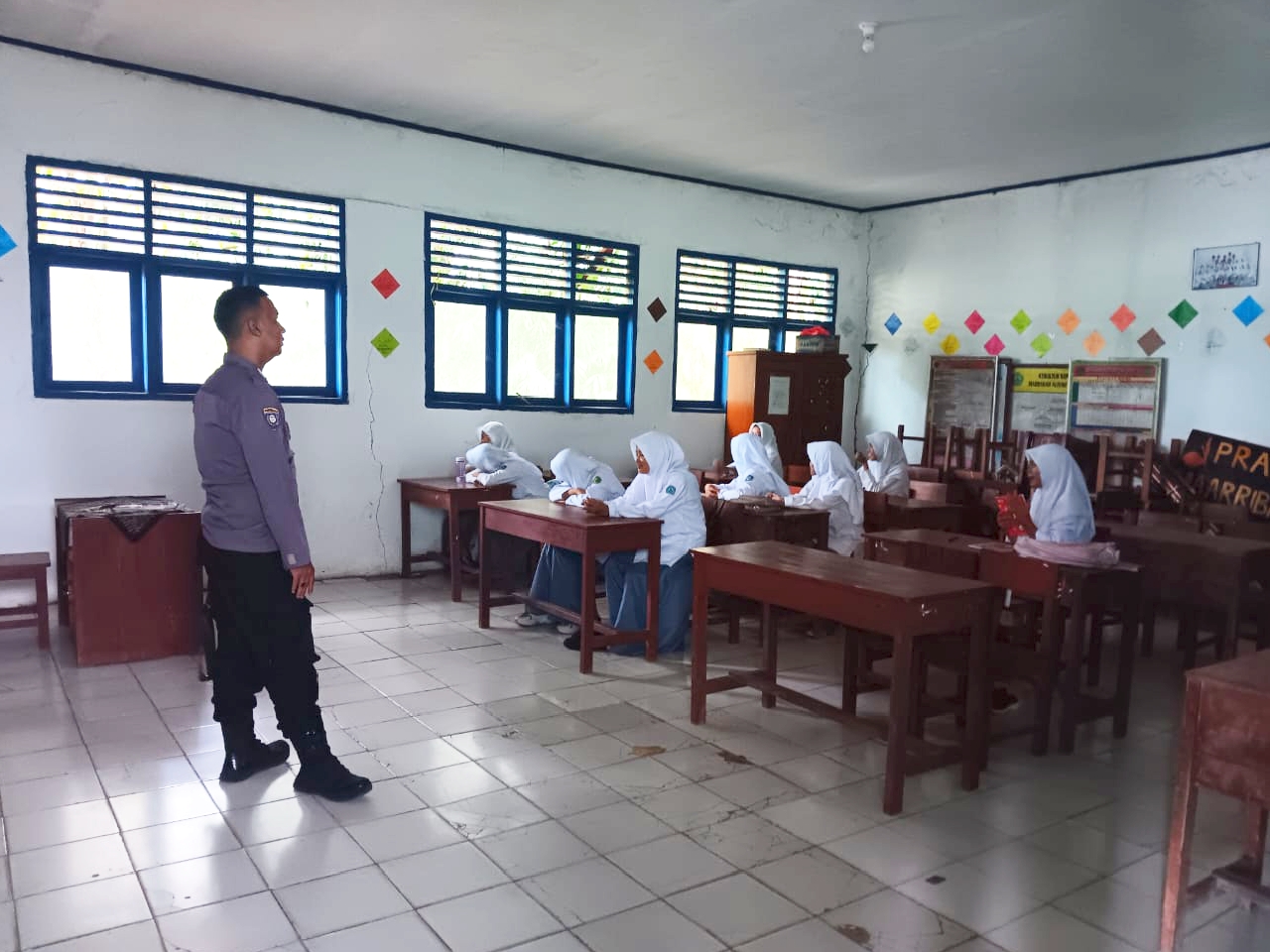 Kanit Binmas Polsek Cikulur Bripka Bayu Aji ketika memberikan penjelasan materi anti bullying kepada siswa MTs Ar Ribathiyah