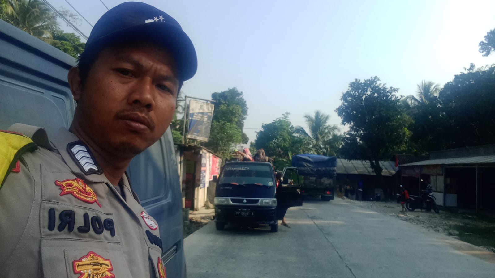 Bhabinkamtibmas Muncangkopong Bripka  Sujoko mengawal jalannya giat Pawai Taaruf